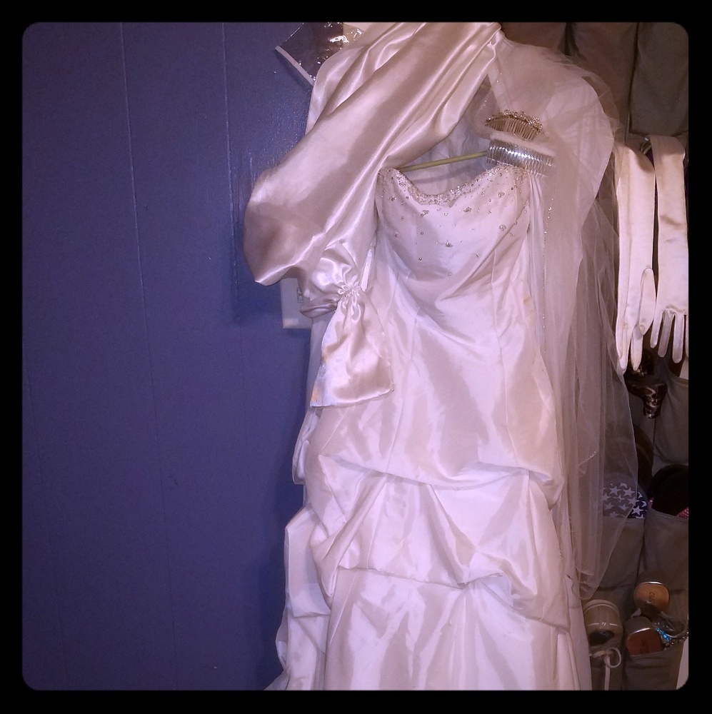 Strapless rhinestone wedding dress size 10 with ac